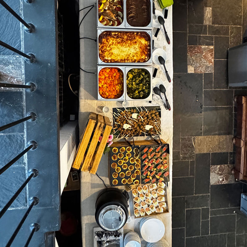 Buffet mit mehreren Chafing Dishes und Beilagen aus der Vogelperspektive