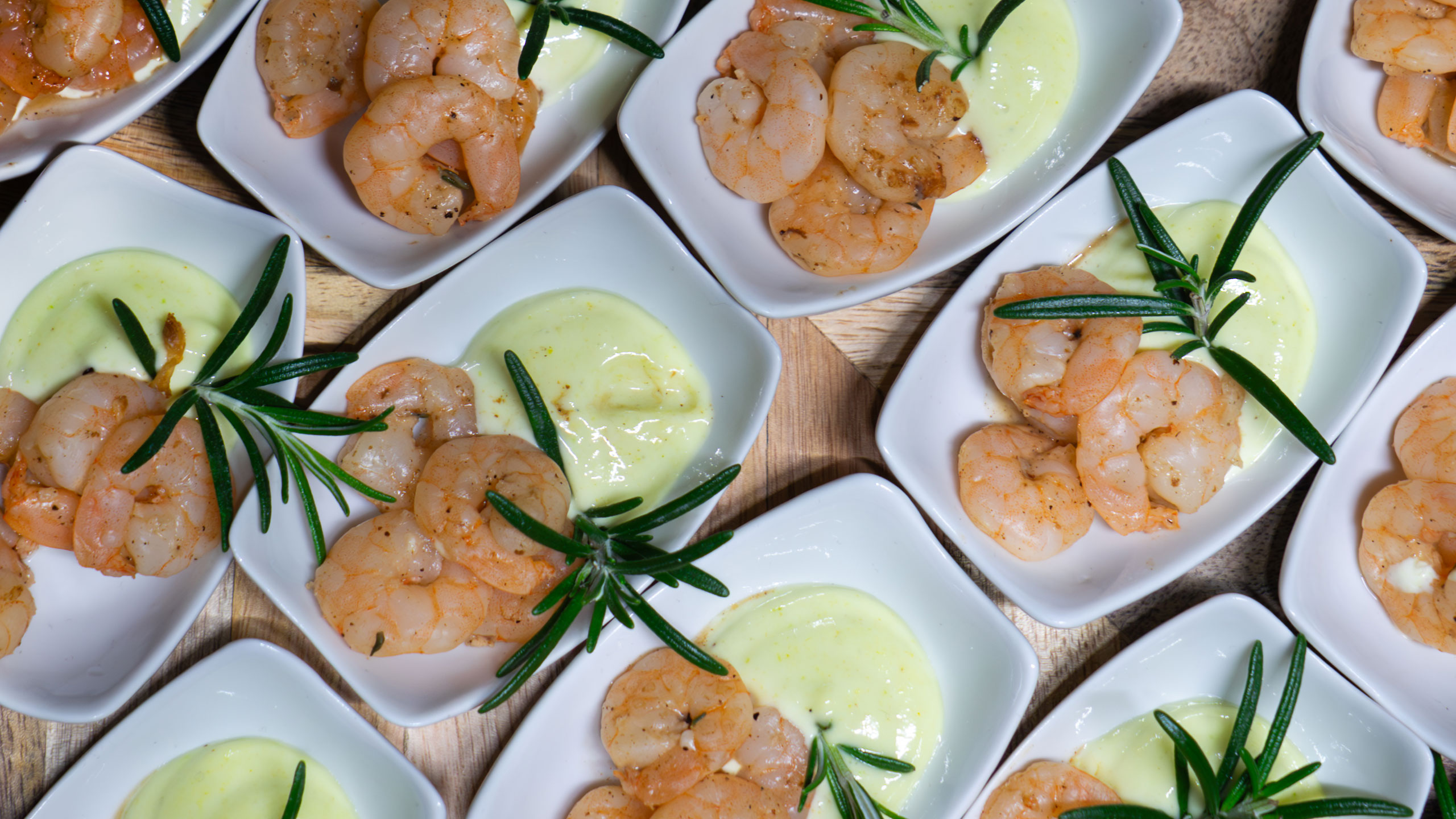 Garnelen-Fingerfood mit Rosmarin auf kleinen Tellern