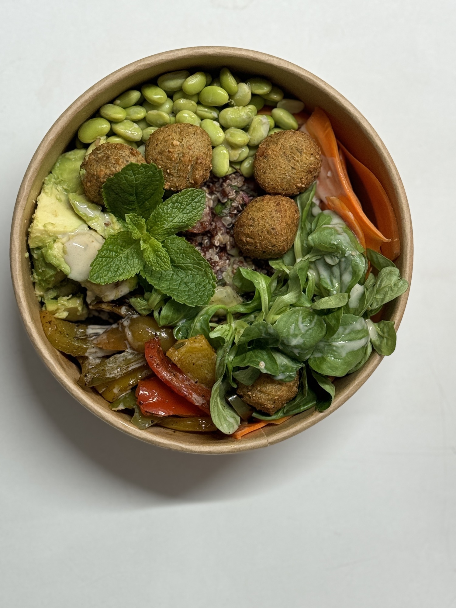 Veganer Buddha-Bowl mit Falafel, Avocado, Edamame und Gemüse