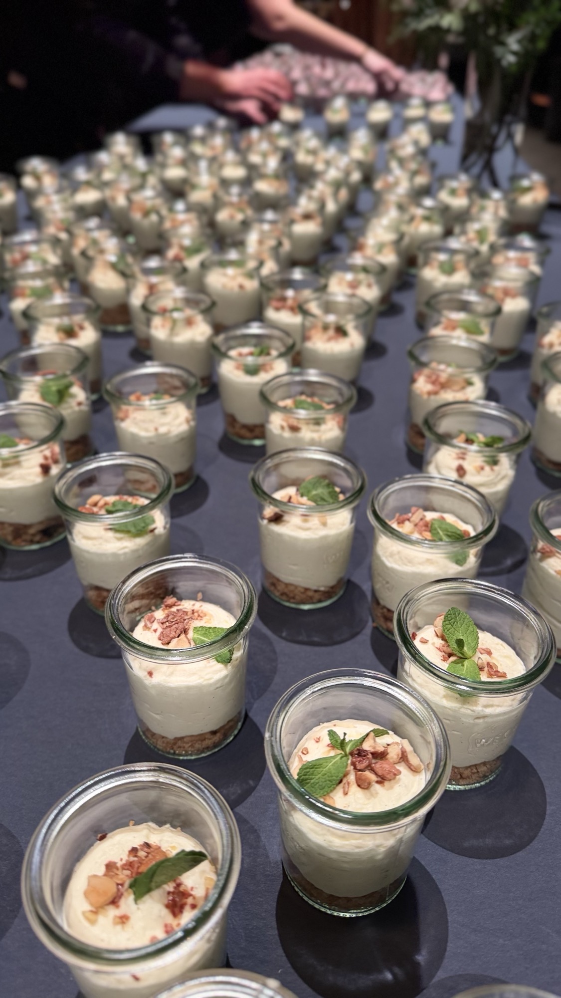Reihen von Dessertgläsern auf dem Buffet einer Firmen-Weihnachtsfeier